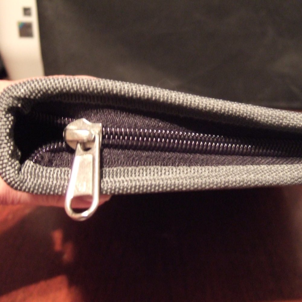 OTTERBOX LAPTOP CASE - Picture 4 of 6